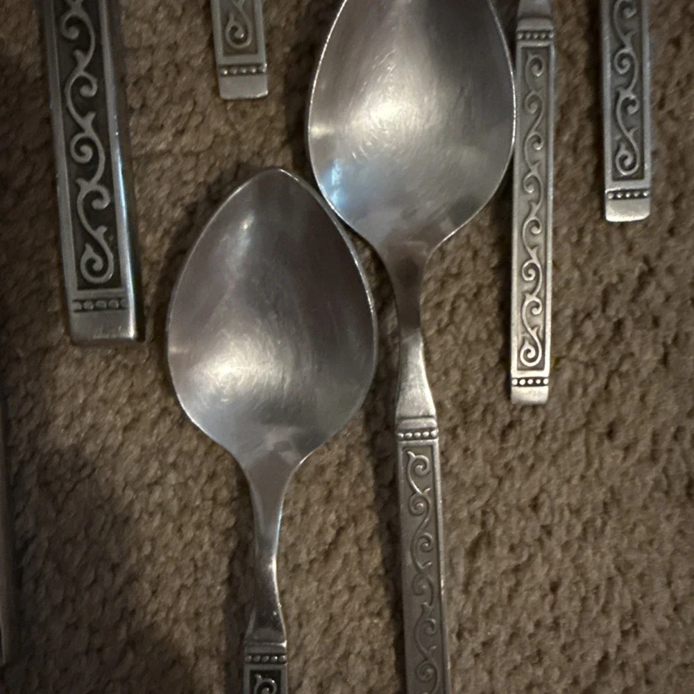 Vintage Oneida Spanish Court Fork Knives Spoon Set stainless